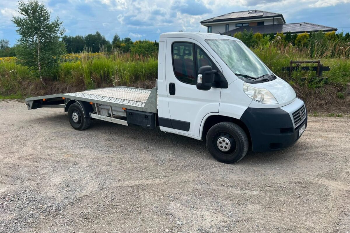 Laweta Fiat Ducato – transport pojazdów SierTrans