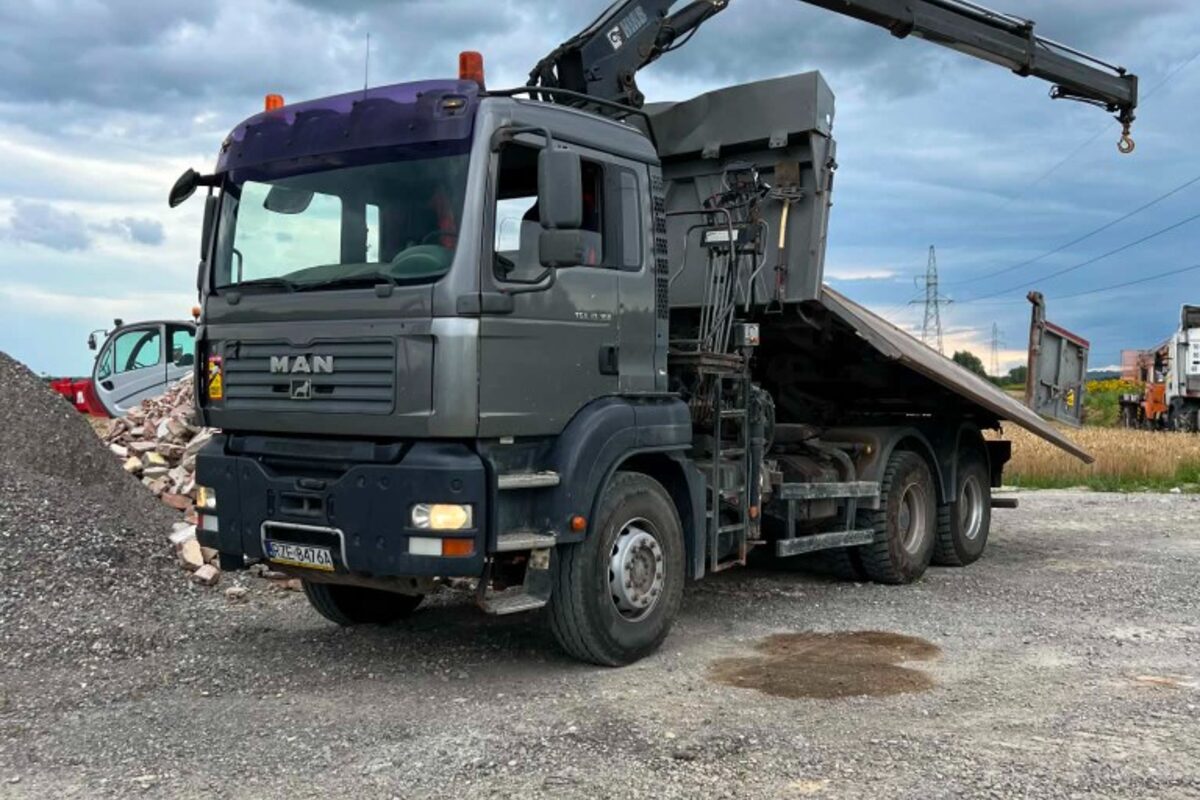Wywrotka MAN z żurawiem HDS HIAB – flota SierTrans