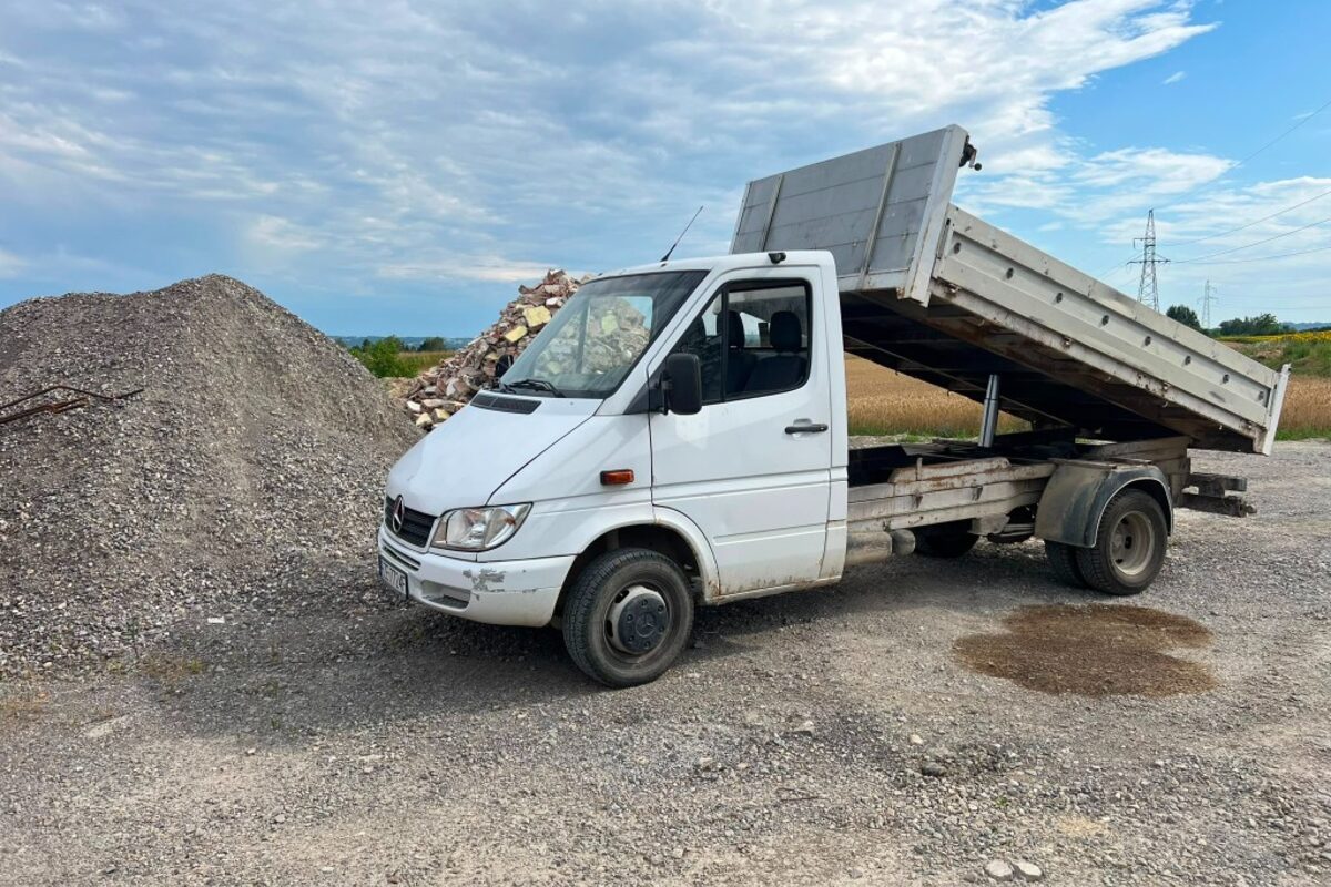 Mercedes Sprinter wywrotka – transport materiałów sypkich